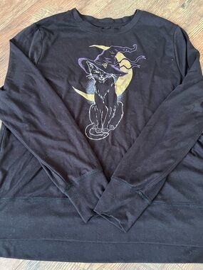 Black Long Sleeve Graphic Tee with Witch Cat